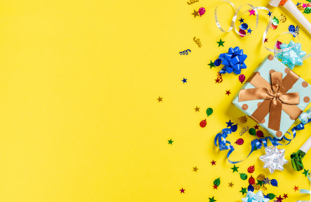 气球和各种派对装饰的黄色背景与复制空间。生日背景顶视图图片下载