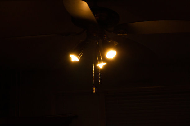 吊扇，带着温暖舒适的灯光图片下载