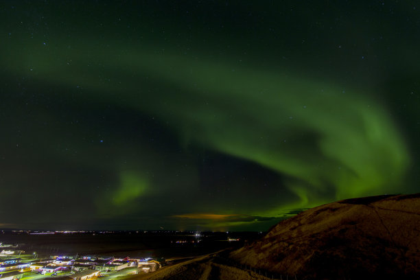 冰岛小镇上空的北极光。图片下载