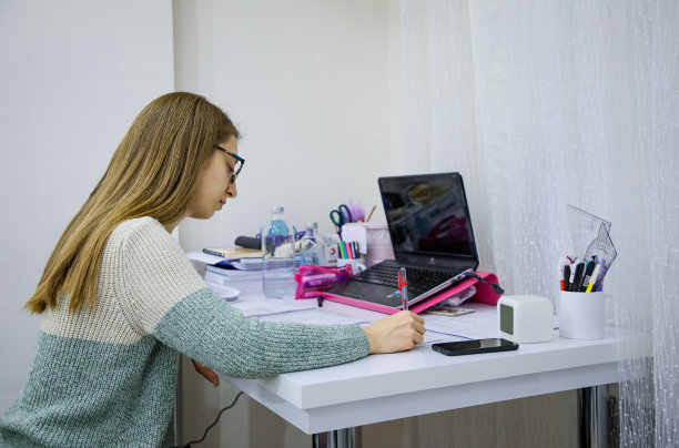 在家工作的妇女图片下载