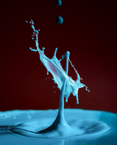 牛奶滴在成型的身影上碰撞图片下载