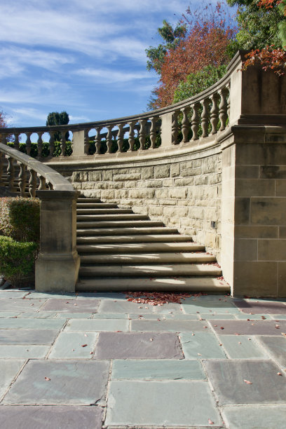 大楼梯向右弯曲穿过花园图片下载