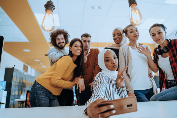 商务人士团队在现代开放式办公办公空间用手机自拍图片下载