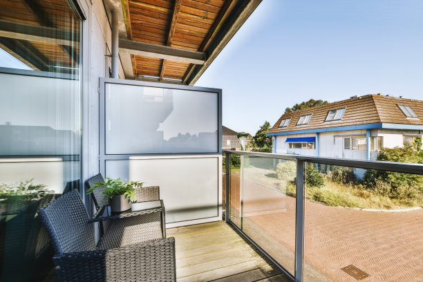 现代住宅中的宽敞阳台图片下载