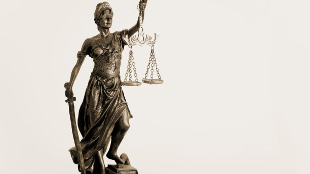 法律法律概念的正义女神雕像与正义的天平背景图片下载