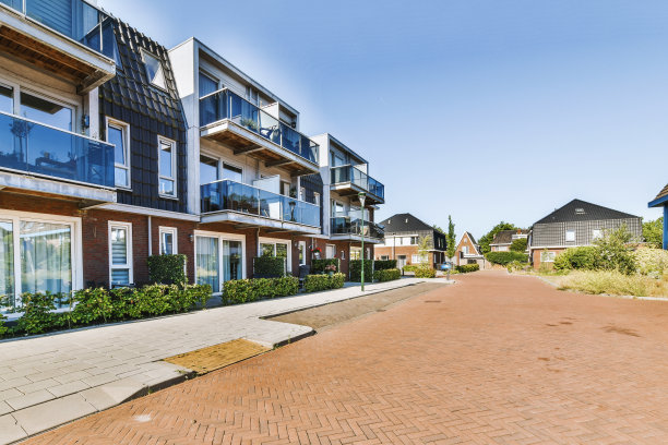 有扩展的宽敞阳台的小型住宅图片下载