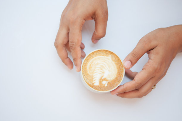 高角视角的妇女拿着咖啡杯在白色背景图片下载