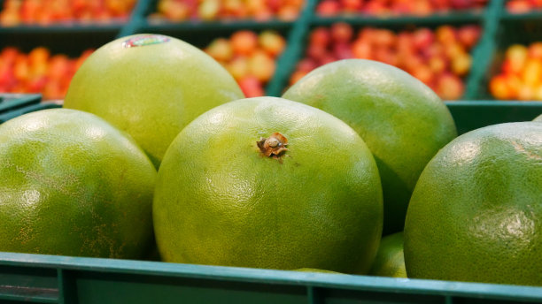 交易篮子里有许多绿色的柚子图片下载