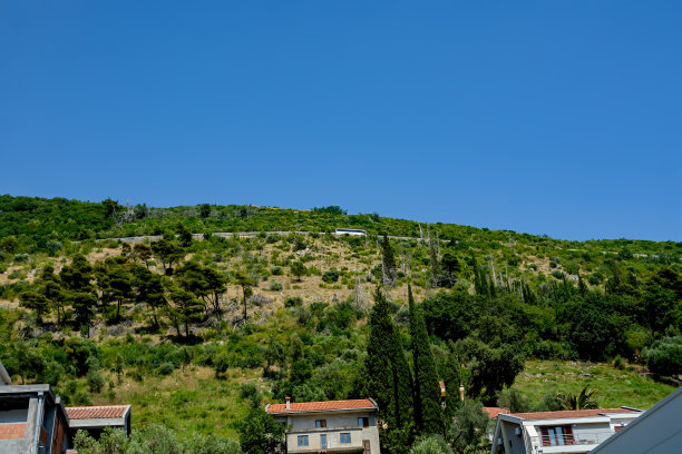 旅游巴士行驶在山路上图片下载