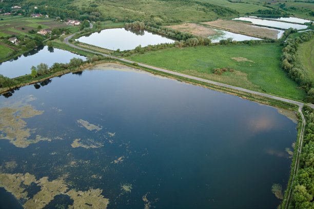 水产养殖区蓝水鱼塘鸟瞰图图片下载