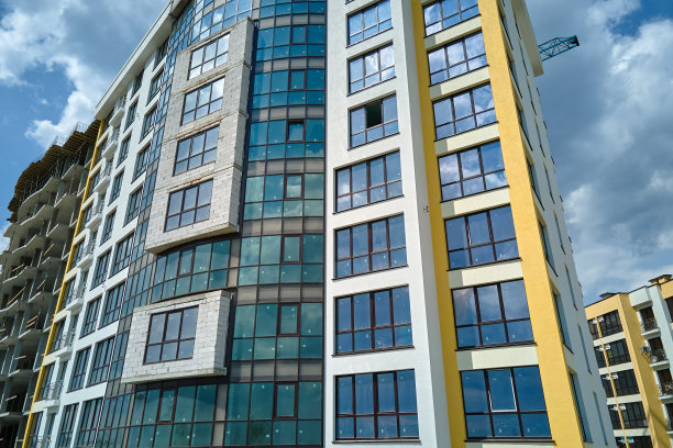 现代高层公寓建筑立面的建筑细节，有许多窗户和阳台图片下载