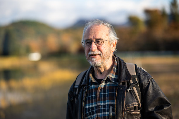 快乐的老人在户外散步画像图片下载