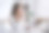自信的金发女商人坐在厨房的桌子洞口喝水看着旁边模糊的内部。成功的意大利健康女性对健康的生活方式感到满意。商业和医疗保健。图片下载