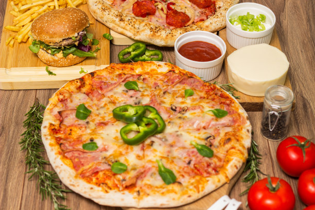 披萨和汉堡在木制背景上图片下载