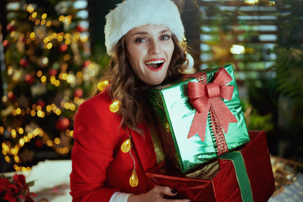 快乐的商业妇女在绿色的办公室与圣诞树图片下载