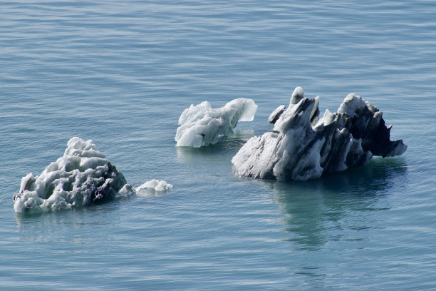 海洋中的小冰山图片下载