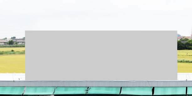 户外广告牌的屋顶和蓝色的天空背景与灰色的背景模拟。剪切路径图片下载