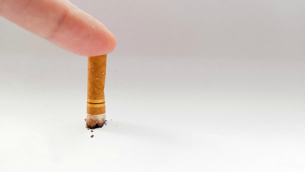 用手指熄灭香烟图片下载