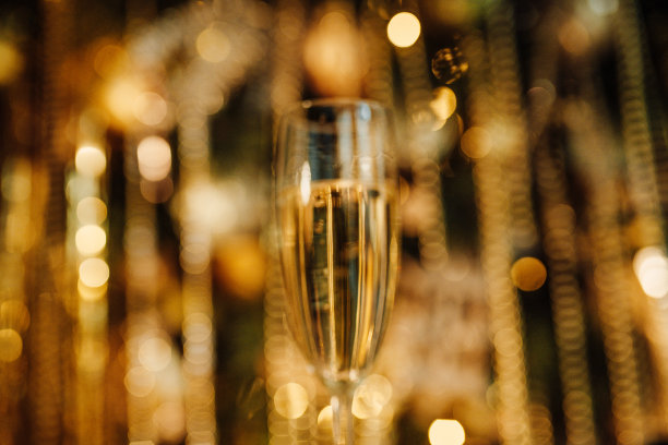 香槟杯配上奢华的霞光金雨装饰奢华的假日派对图片下载