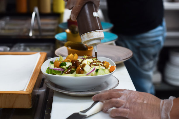 厨房员工为顾客准备沙拉图片下载