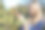 美丽的年轻女子在花园里照料植物图片下载