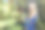 美丽的年轻女子在花园里照料植物图片下载