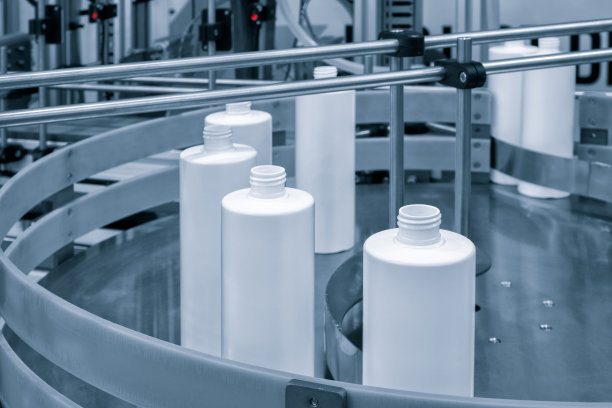 制药行业，在药厂的生产线机器输送机上，药丸正在装瓶。有选择性的重点。图片下载