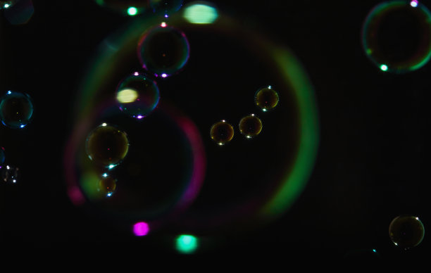 彩虹肥皂泡。图片下载