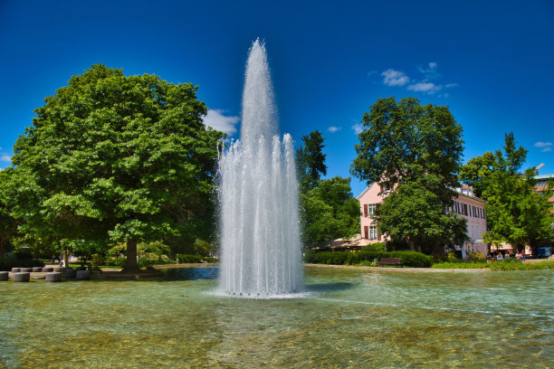 巴登巴登库尔帕克附近的美丽喷泉图片下载