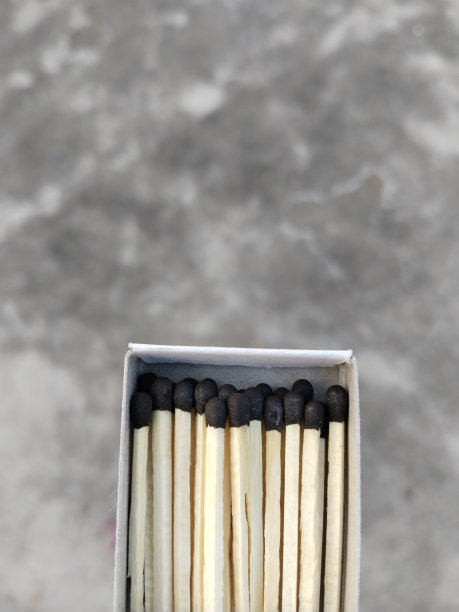 表面上具有不同设计的大量火柴棍，家中地面上的火柴棍半圆艺术图片下载