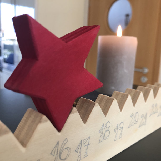 现代降临日历与蜡烛图片下载