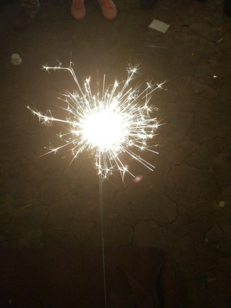 晚上放烟花，烟花火花图片下载