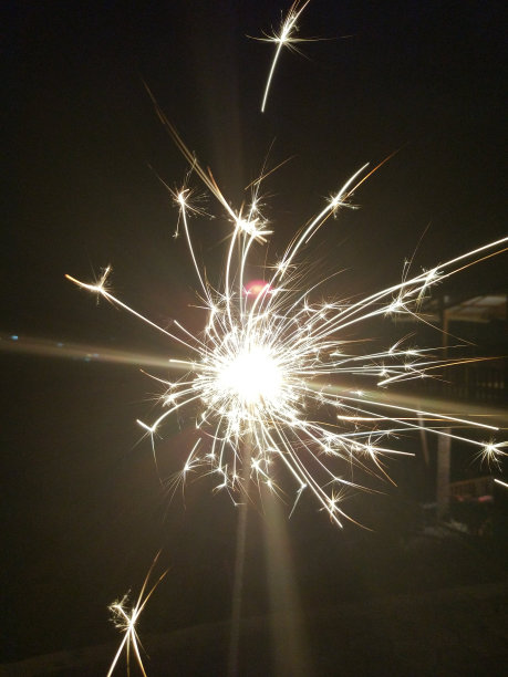 晚上放烟花，烟花火花图片下载