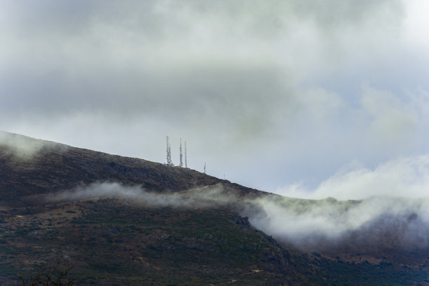 雾蒙蒙的风景，背景是电信天线图片下载