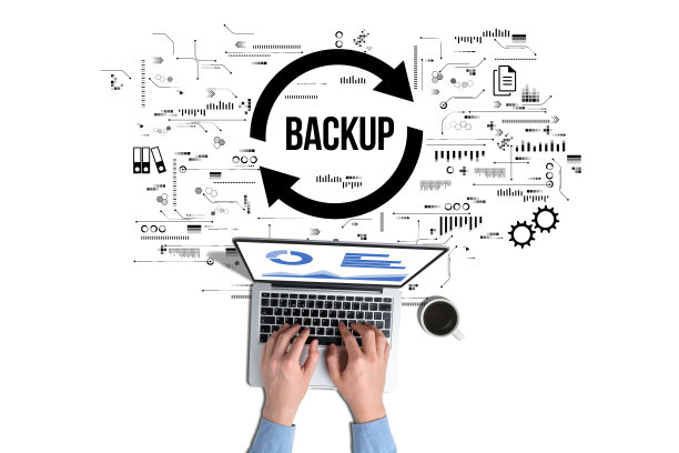 数据备份用于数据恢复到原始或新的位置。这个人正在用笔记本电脑工作。图片下载