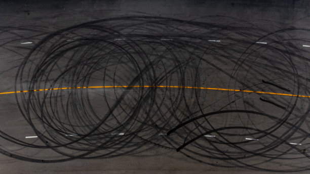 俯视图轮胎痕迹纹理和背景，沥青纹理与线和轮胎标记，汽车汽车轮胎滑痕在赛道上，抽象纹理汽车漂移轮胎滑痕。图片下载