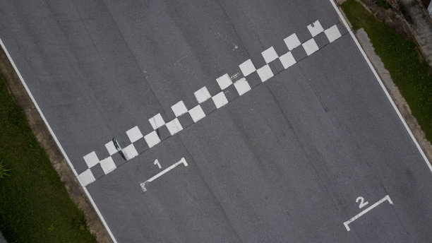 航拍顶视图网格开始，赛道开始，比赛沥青路图片下载