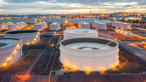 夜间航拍油站储油罐，油站储油罐场储存石油化工炼化产品，商业商业贸易燃料能源运输。图片下载