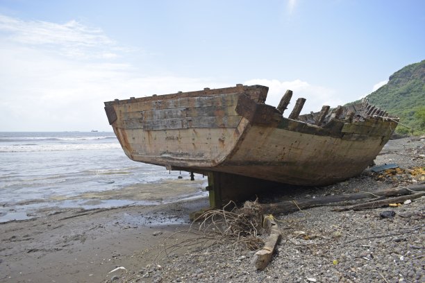 近海废弃船只图片下载