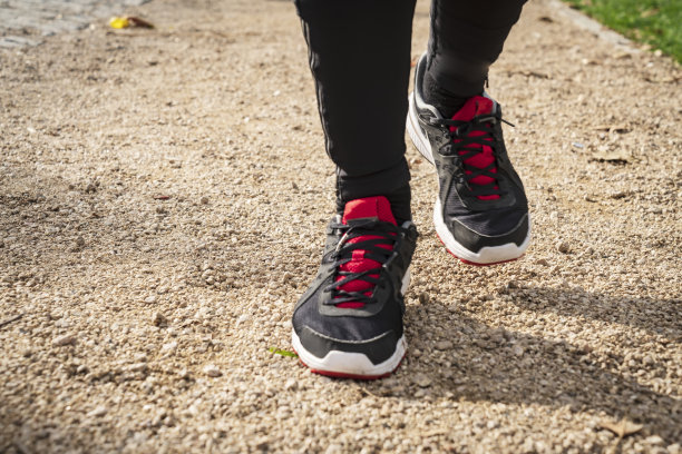 穿着运动鞋跑步的男人。图片下载