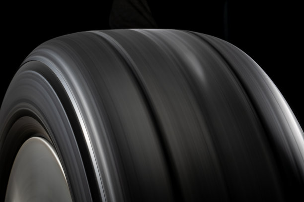 旋转全新汽车轮胎图片下载
