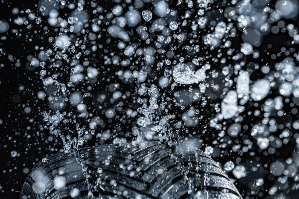 在雪地里旋转的汽车轮胎图片下载