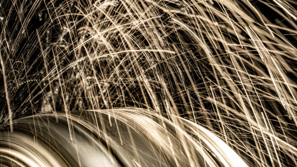 汽车轮胎在潮湿条件下转动图片下载