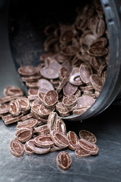 装满巧克力片的立方体图片下载