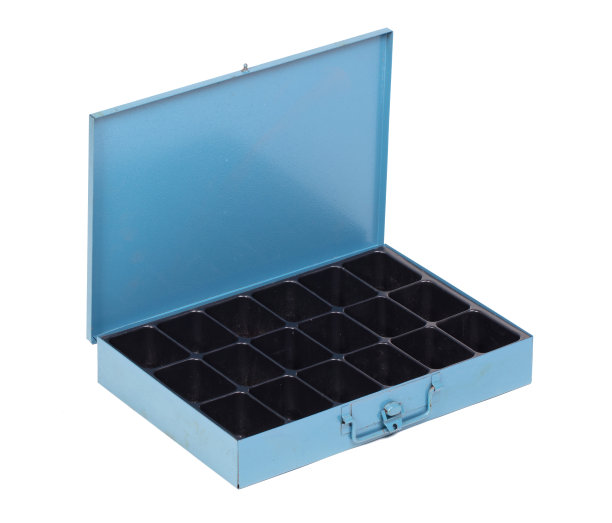 旧金属箱隔离图片下载