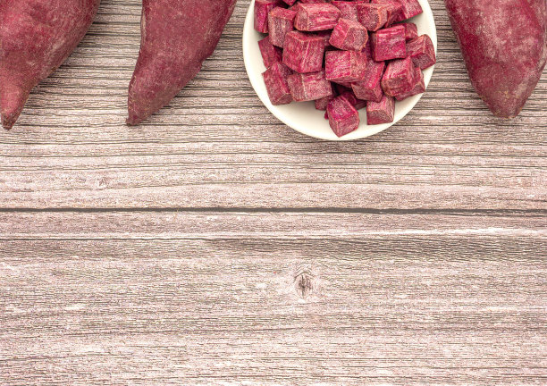 俯瞰的紫色山药整个与山药在一个木桌上的碗与复制空间的文字图片下载