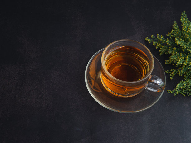 深色背景上有花的茶杯图片下载