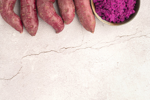 紫色的山药堆和紫色的红薯泥放在灰色的石头背景上图片下载