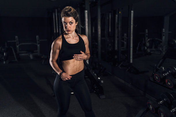 健身房里的健身女图片下载