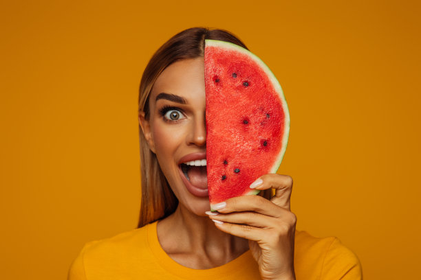 女孩拿着一片西瓜的肖像图片下载